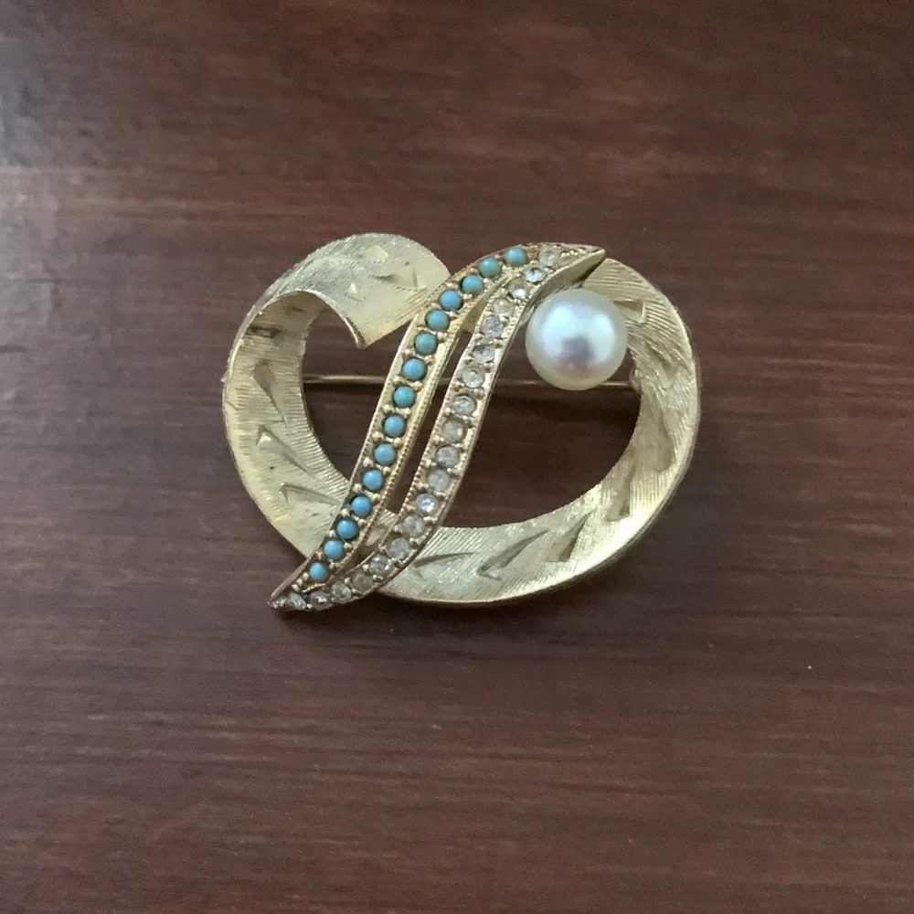 Beautiful gold tone brooch, pearl, faux diamond and turquoise color rhinestones